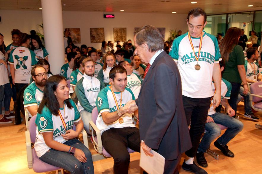 Recepción VALCUDE Alcobendas - Campeones de España - Imagen del alcalde saludando a los jugadores en los asientos.