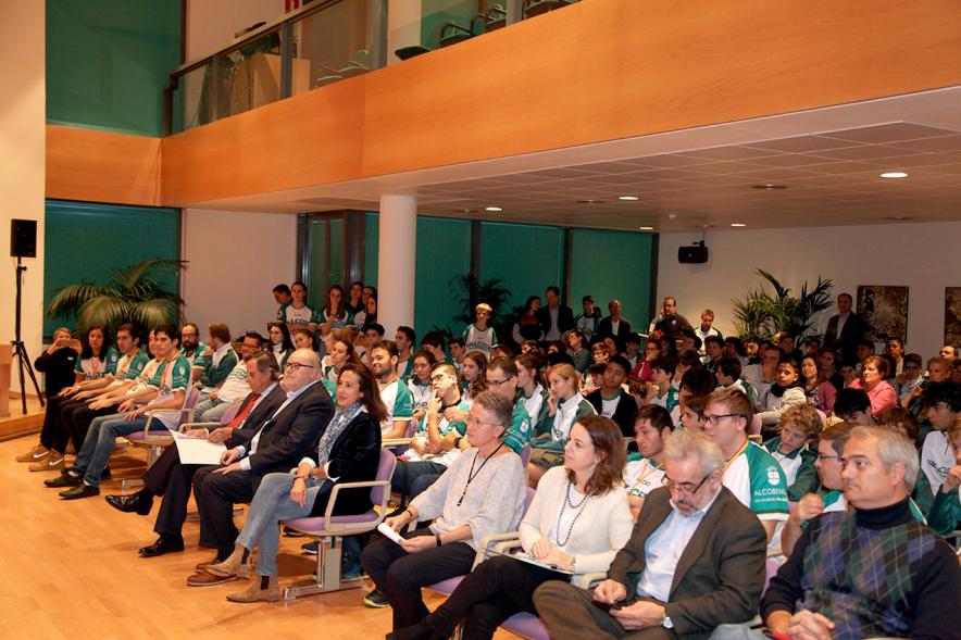 Recepción VALCUDE Alcobendas - Campeones de España -  Plano lateral del salón de plenos, las butacas ocupadas por el equipo y las autoridades municipales.