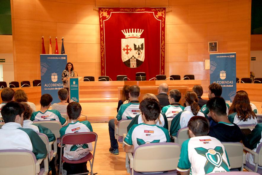 Recepción VALCUDE Alcobendas - Campeones de España - Imagen posterior del salón de plenos con todos los asistentes.