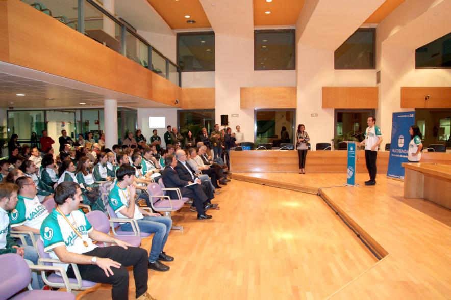 Recepción VALCUDE Alcobendas - Campeones de España - Plano lateral del salón de pleno, las butacas ocupadas por el equipo
