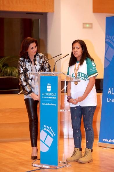 Recepción VALCUDE Alcobendas - Campeones de España - Imagen de Mar Rodríguez concejal de deportes junto a una jugadora en el atril.