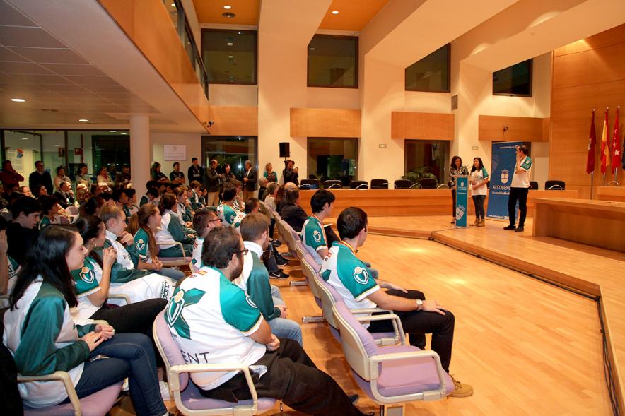 Recepción VALCUDE Alcobendas - Campeones de España -Plano lateral del salón de actos con todos los asistentes.