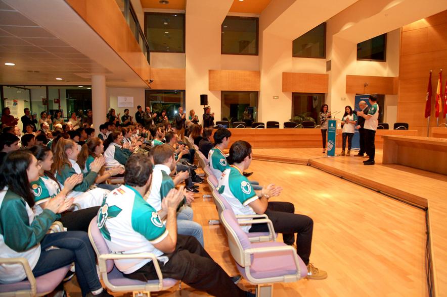 Recepción VALCUDE Alcobendas - Campeones de España - Plano lateral del salón de actos  con los asistentes y al fondo el alcalde Garcita de Vinuesa.
