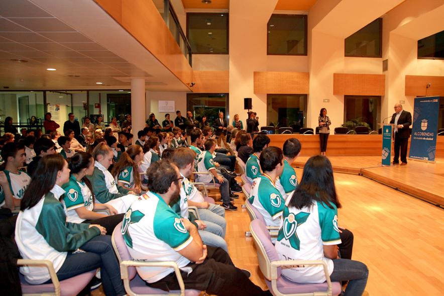 Recepción VALCUDE Alcobendas - Campeones de España - Plano lateral del salón de actos  con los asistentes.