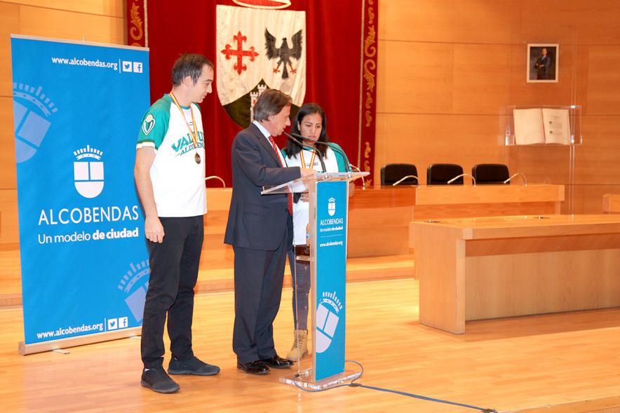 Recepción VALCUDE Alcobendas - Campeones de España -   Imagen del alcalde García de Vinuesa con dos jugadores.