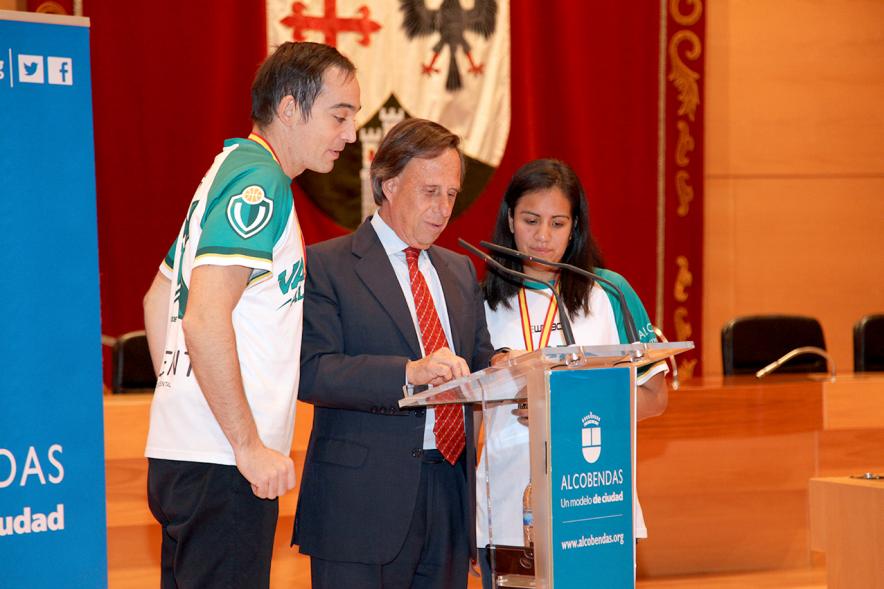 Recepción VALCUDE Alcobendas - Campeones de España -  Imagen de Roberto Chinchilla entregando el trofeo al alcalde García de Vinuesa.