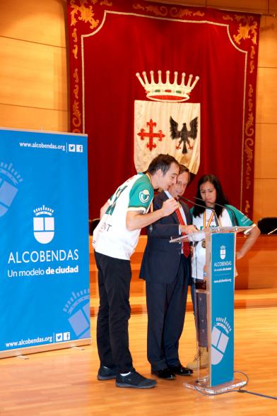 Recepción VALCUDE Alcobendas - Campeones de España - Imagen del alcalde García de Vinuesa con dos jugadores.