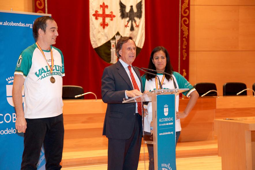Recepción VALCUDE Alcobendas - Campeones de España - Imagen del alcalde García de Vinuesa con dos jugadores.
