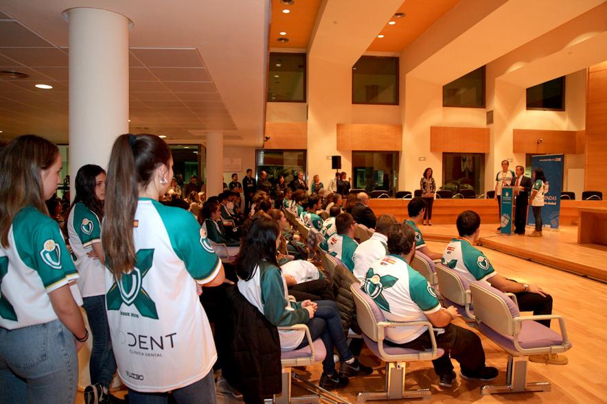 Recepción VALCUDE Alcobendas - Campeones de España -  Plano lateral del salón de pleno, las butacas ocupadas por el equipo.   