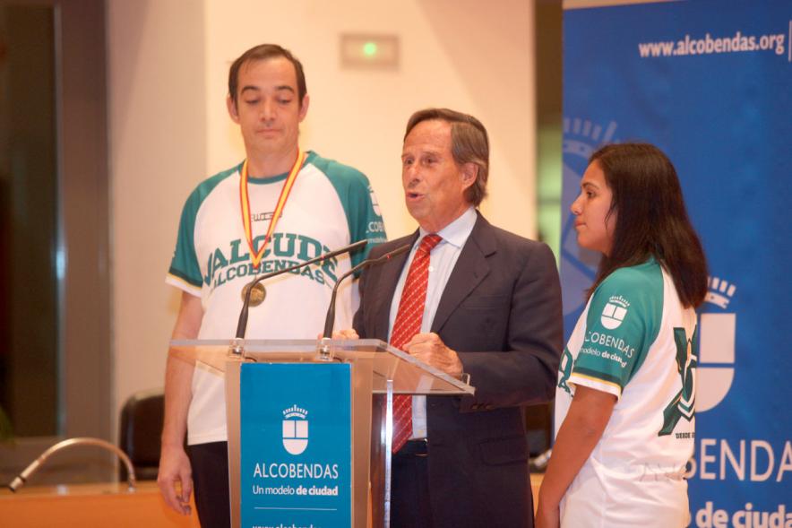 Recepción VALCUDE Alcobendas - Campeones de España -  Imagen del alcalde García de Vinuesa con dos jugadores.
