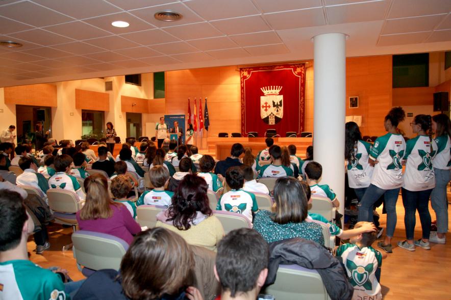 Recepción VALCUDE Alcobendas - Campeones de España - Plano posterior del salón de actos con todos los asistentes.
