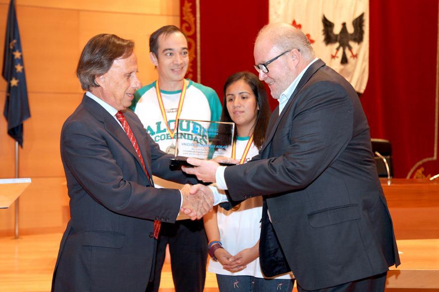 Recepción VALCUDE Alcobendas - Campeones de España - Imagen del saludo entre el alcalde García de Vinuesa y Fernando Laura, presidente del equipo, junto a dos jugadores.