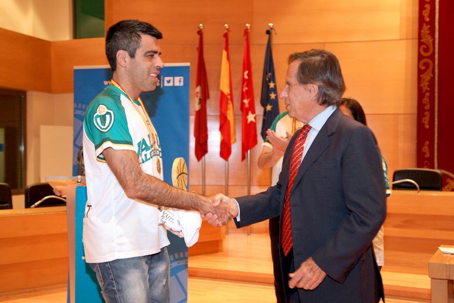 Recepción VALCUDE Alcobendas - Campeones de España - Imagen del saludo entre Roberto Chinchilla y el alcalde García de Vinuesa.