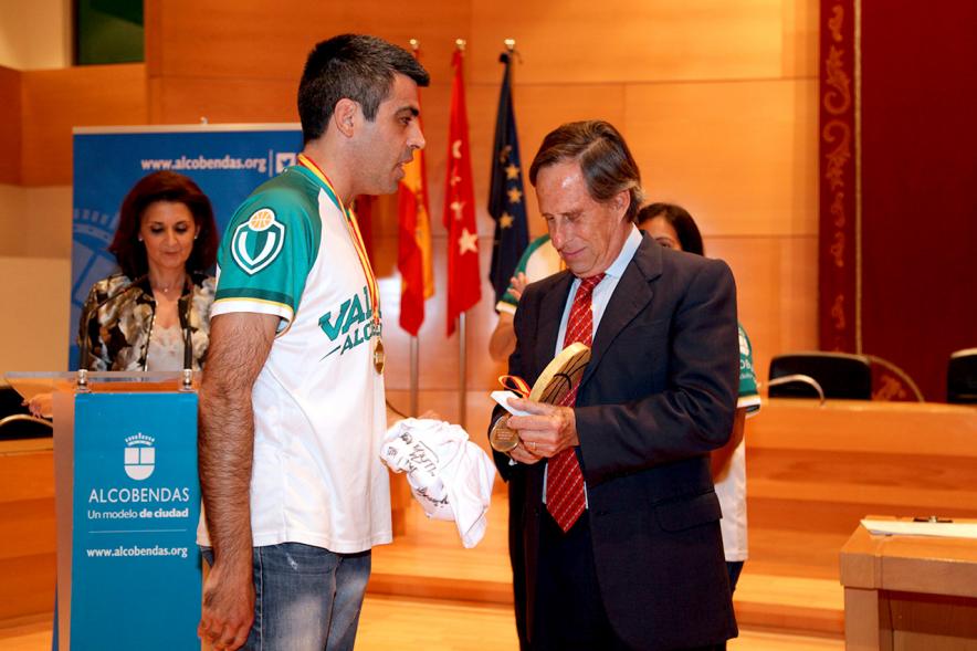 Recepción VALCUDE Alcobendas - Campeones de España -  Imagen de Roberto Chinchilla entregando el trofeo al alcalde García de Vinuesa.