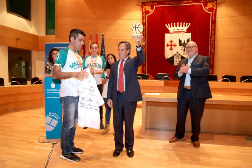 Recepción VALCUDE Alcobendas - Campeones de España - Imagen del saludo del alcalde a Roberto Chinchilla , el presidente Fernando Laura aplaudiendo.