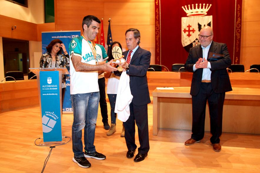 Recepción VALCUDE Alcobendas - Campeones de España -  Imagen del saludo del alcalde a Roberto Chinchilla , el presidente Fernando Laura aplaudiendo.