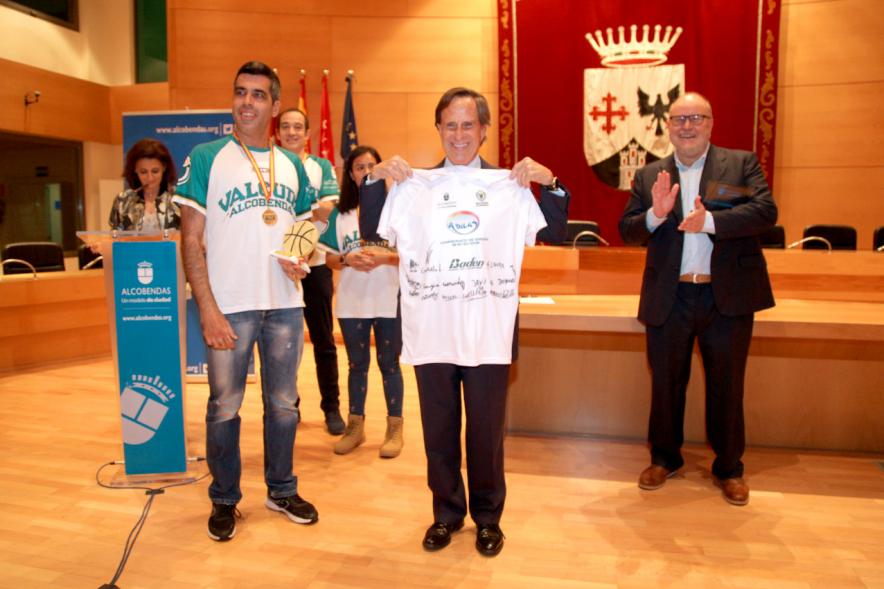 Recepción VALCUDE Alcobendas - Campeones de España -  Imagen del alcalde García de  Vinuesa enseñando la camiseta firmada por todo el equipo Valcude.