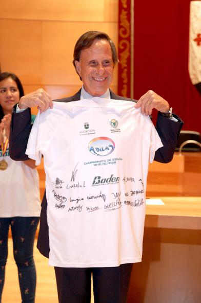 Recepción VALCUDE Alcobendas - Campeones de España -  Imagen del alcalde García de Vinuesa enseñando la camiseta firmada por todo el equipo.