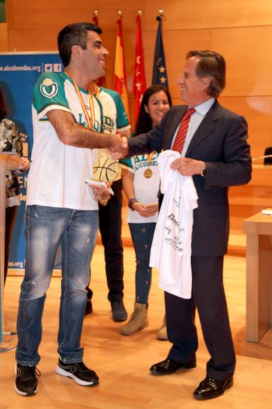 Recepción VALCUDE Alcobendas - Campeones de España -  Imagen del saludo del alcalde a Roberto Chinchilla.