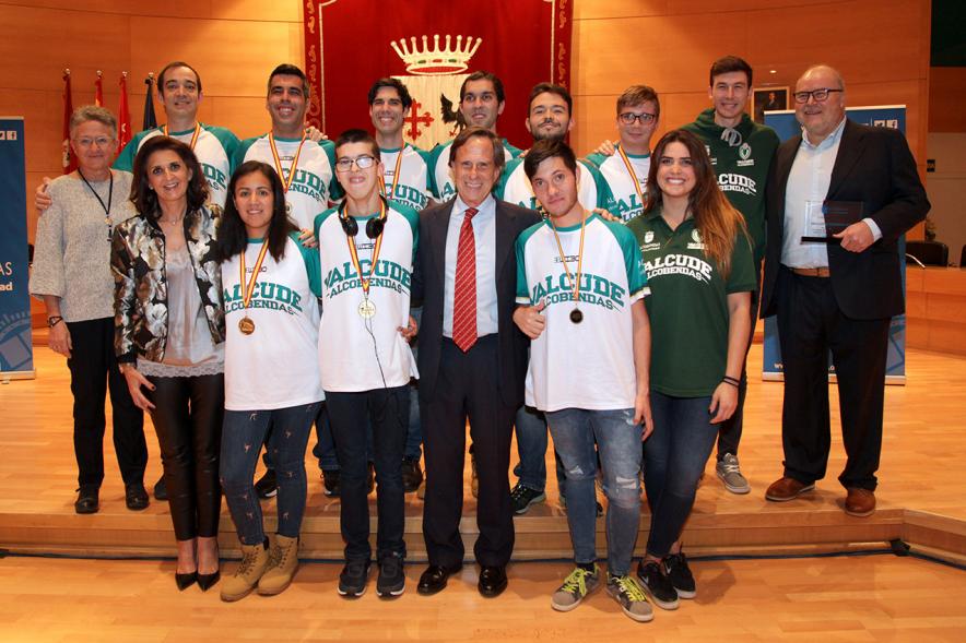 Recepción VALCUDE Alcobendas - Campeones de España -  Posado de los campeones con el alcalde García de Vinuesa.
