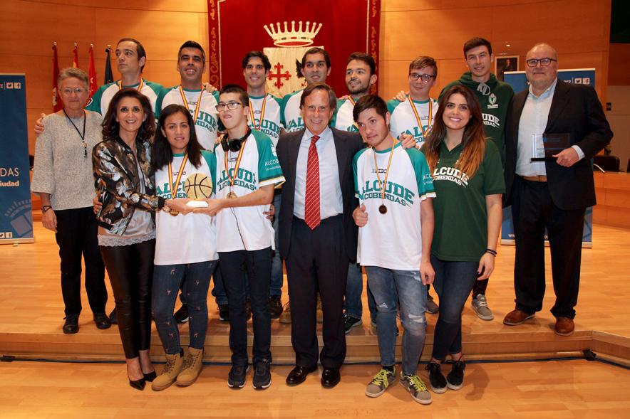 Recepción VALCUDE Alcobendas - Campeones de España - Posado de los campeones con el alcalde García de Vinuesa.