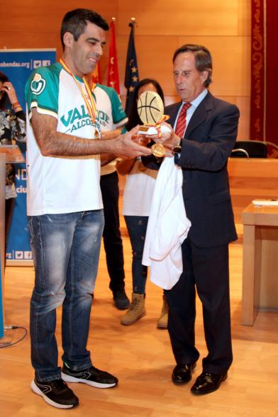 Recepción VALCUDE Alcobendas - Campeones de España - Imagen de Roberto Chinchilla entregando el trofeo al alcalde García de Vinuesa.