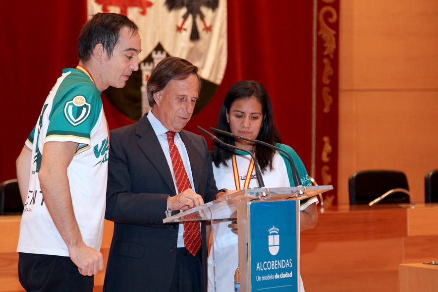 Recepción VALCUDE Alcobendas - Campeones de España - Imagen del alcalde García de Vinuesa con dos jugadores.