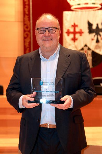 Recepción VALCUDE Alcobendas - Campeones de España - Imagen del Presidente del equipo Fernando Laura llevando el trofeo.