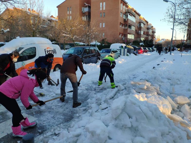 Voluntarios paleando nieve