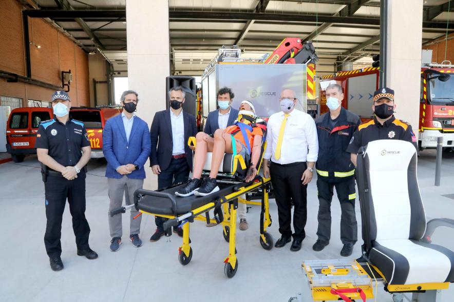 Visita y Presentación del Coche mas Seguro en Parque de Bomberos - Imagen posado de todas las personas asistentes a la visita.