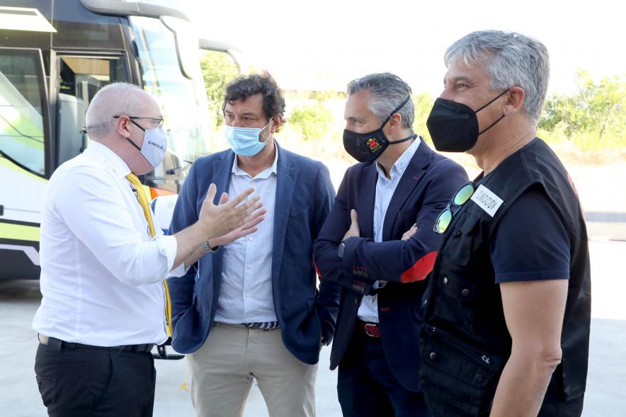 Visita y Presentación del Coche mas Seguro en Parque de Bomberos - Imagen del vicealcalde Aitor Retolaza y otras autoridades charlando durante la visita.