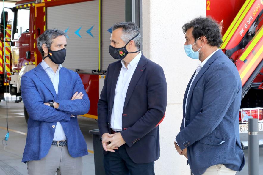  Visita y Presentación del Coche mas Seguro en Parque de Bomberos - Imagen del vicealcalde Aitor Retolaza y otras autoridades charlando durante la visita.