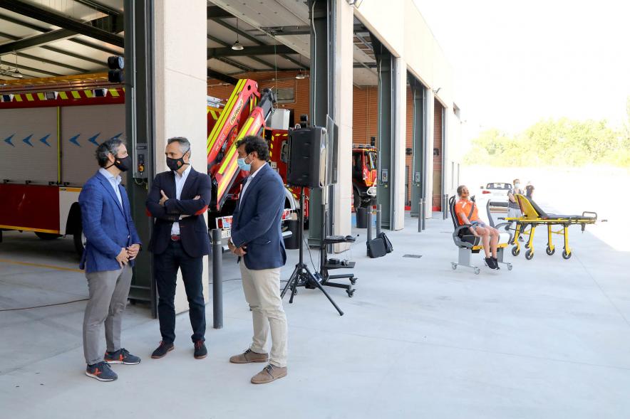 Visita y Presentación del Coche mas Seguro en Parque de Bomberos - Imagen del vicealcalde Aitor Retolaza y otras autoridades charlando durante la visita.