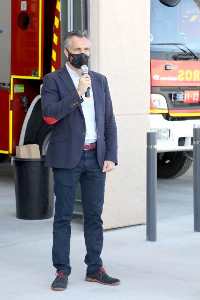  Visita y Presentación del Coche mas Seguro en Parque de Bomberos - Imagen de una de las autoridades asistente a la visita diciendo unas palabras.