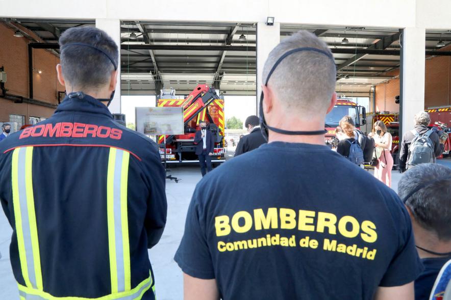  Visita y Presentación del Coche mas Seguro en Parque de Bomberos - Imagen de unos bomberos de espalda.