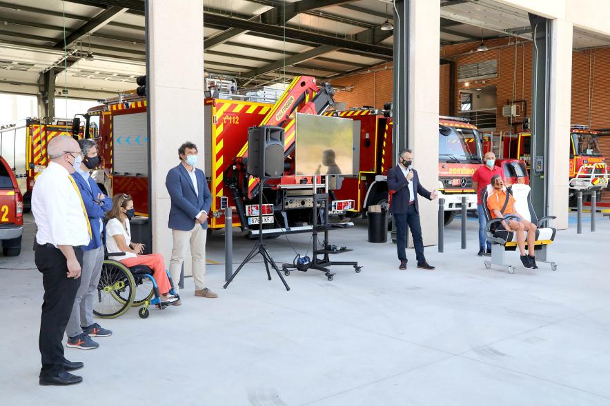  Visita y Presentación del Coche mas Seguro en Parque de Bomberos - Imagen de una de las autoridades asistente a la visita diciendo unas palabras. 