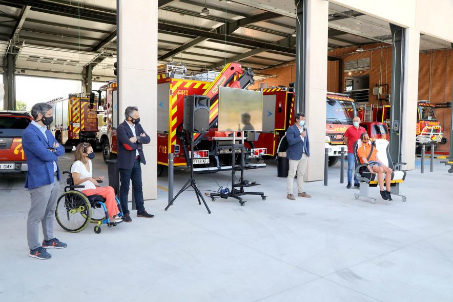 Visita y Presentación del Coche mas Seguro en Parque de Bomberos -Imagen de una de las autoridades asistente a la visita diciendo unas palabras.