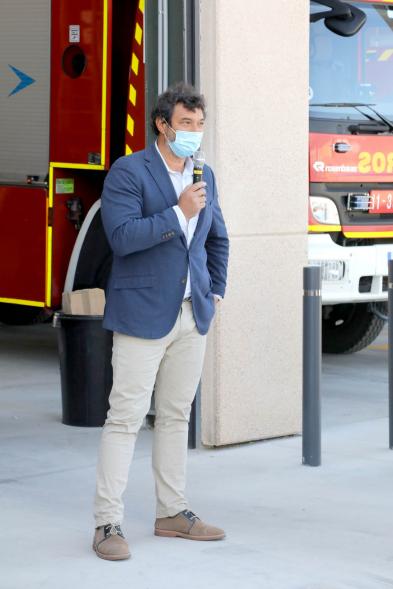  Visita y Presentación del Coche mas Seguro en Parque de Bomberos - Imagen de una de las autoridades asistente a la visita diciendo unas palabras.