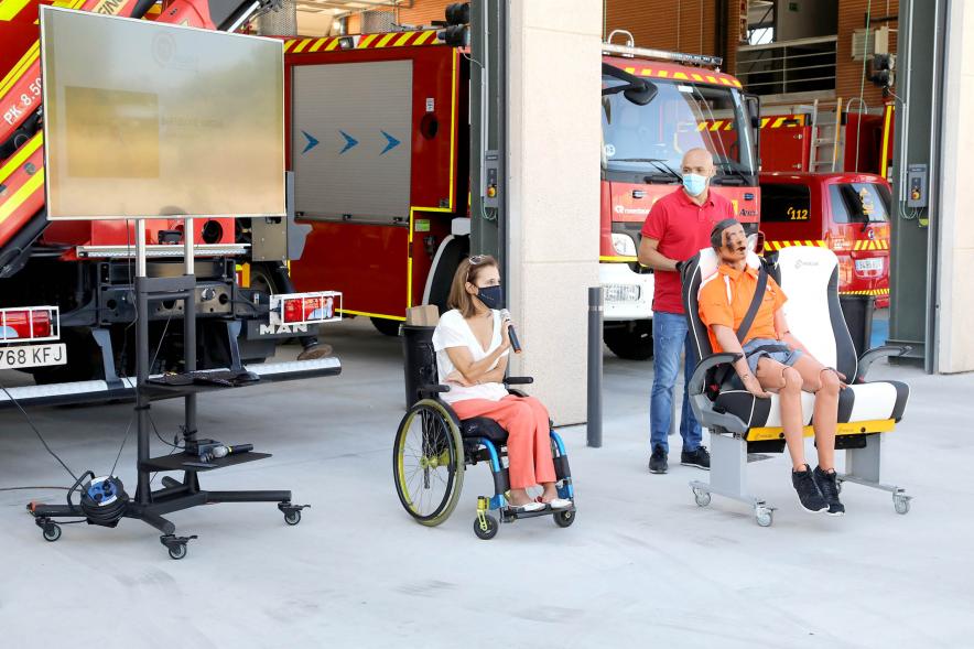 Visita y Presentación del Coche mas Seguro en Parque de Bomberos - Imagen de una de las autoridades asistente a la visita diciendo unas palabras.