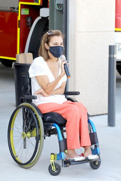 Visita y Presentación del Coche mas Seguro en Parque de Bomberos - Imagen de una de las autoridades asistente a la visita diciendo unas palabras.