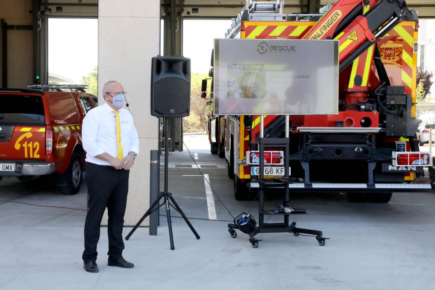 Visita y Presentación del Coche mas Seguro en Parque de Bomberos - Imagen de un momento de la presentación del E-Rescue Systems del Coche más Seguro en el Parque de Bomberos.