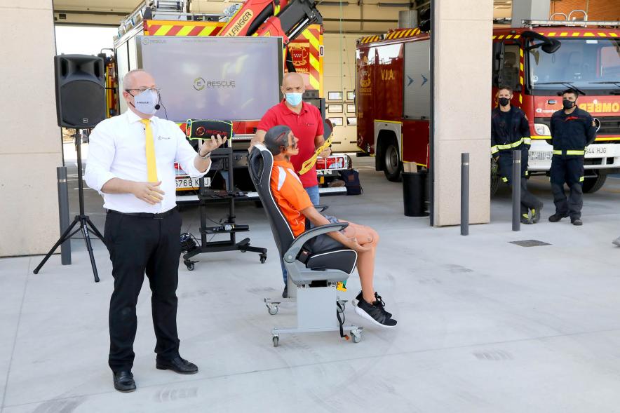  Visita y Presentación del Coche mas Seguro en Parque de Bomberos - Imagen de un momento de la presentación y demostración del E-Rescue Systems del Coche más Seguro en el Parque de Bomberos.