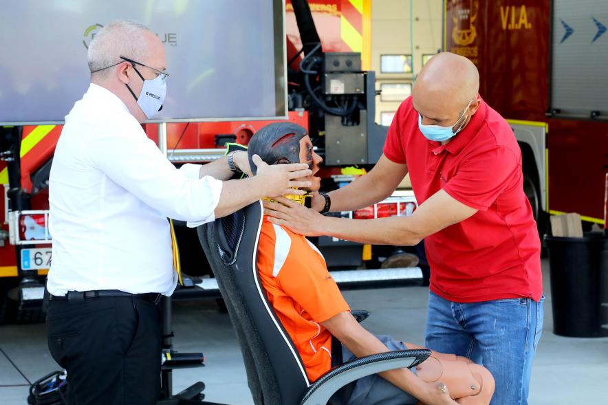  Visita y Presentación del Coche mas Seguro en Parque de Bomberos - Imagen de un momento de la presentación y demostración del E-Rescue Systems del Coche más Seguro en el Parque de Bomberos.