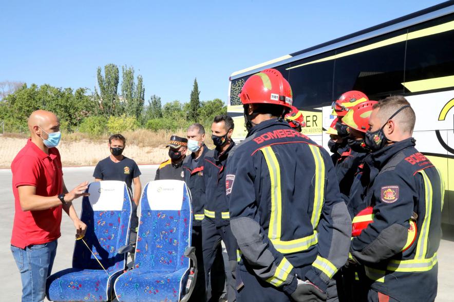 Visita y Presentación del Coche mas Seguro en Parque de Bomberos - Imagen de un momento de la demostración.