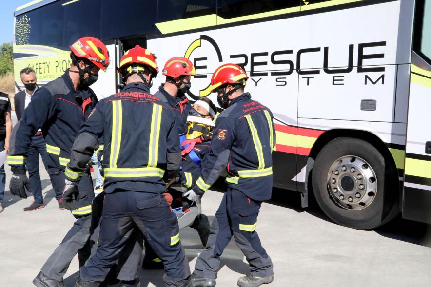   Visita y Presentación del Coche mas Seguro en Parque de Bomberos - Imagen de un momento de la demostración.
