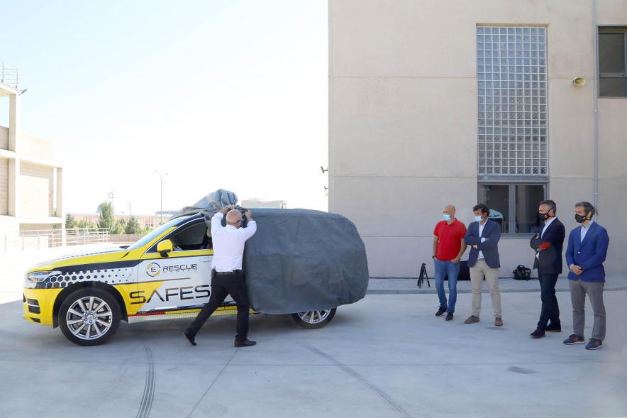  Visita y Presentación del Coche mas Seguro en Parque de Bomberos - Imagen de un momento de la presentación y demostración del E-Rescue Systems del Coche más Seguro en el Parque de Bomberos.