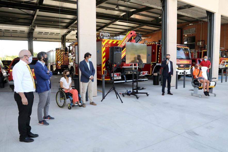 Visita y Presentación del Coche mas Seguro en Parque de Bomberos - Imagen de un momento de la presentación y demostración del E-Rescue Systems del Coche más Seguro en el Parque de Bomberos.