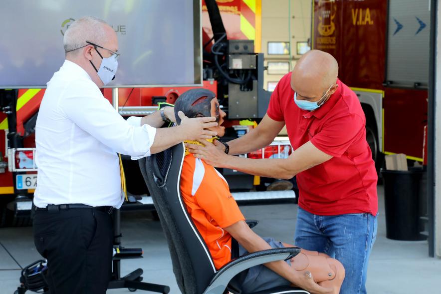 Visita y Presentación del Coche mas Seguro en Parque de Bomberos - Imagen de un momento de la demostración.