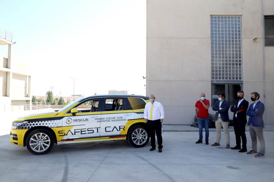  Visita y Presentación del Coche mas Seguro en Parque de Bomberos - Imagen de un momento de la presentación y demostración del E-Rescue Systems del Coche más Seguro en el Parque de Bomberos.