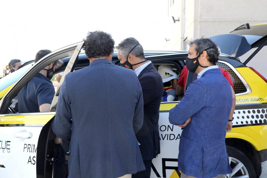 Visita y Presentación del Coche mas Seguro en Parque de Bomberos - Imagen de un momento de la presentación y demostración del E-Rescue Systems del Coche más Seguro en el Parque de Bomberos.